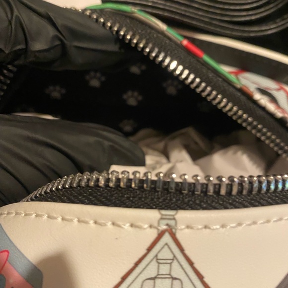 Loungefly X Disney Dogs of Disney crossbody bag - Picture 10 of 14